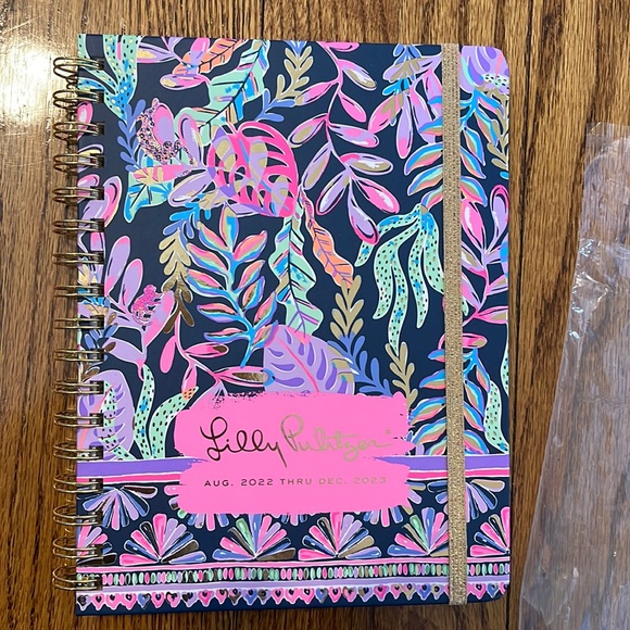 Aug 2022 -Dec 2023 Lilly Pulitzer Weekly Planner - Picture 1 of 4